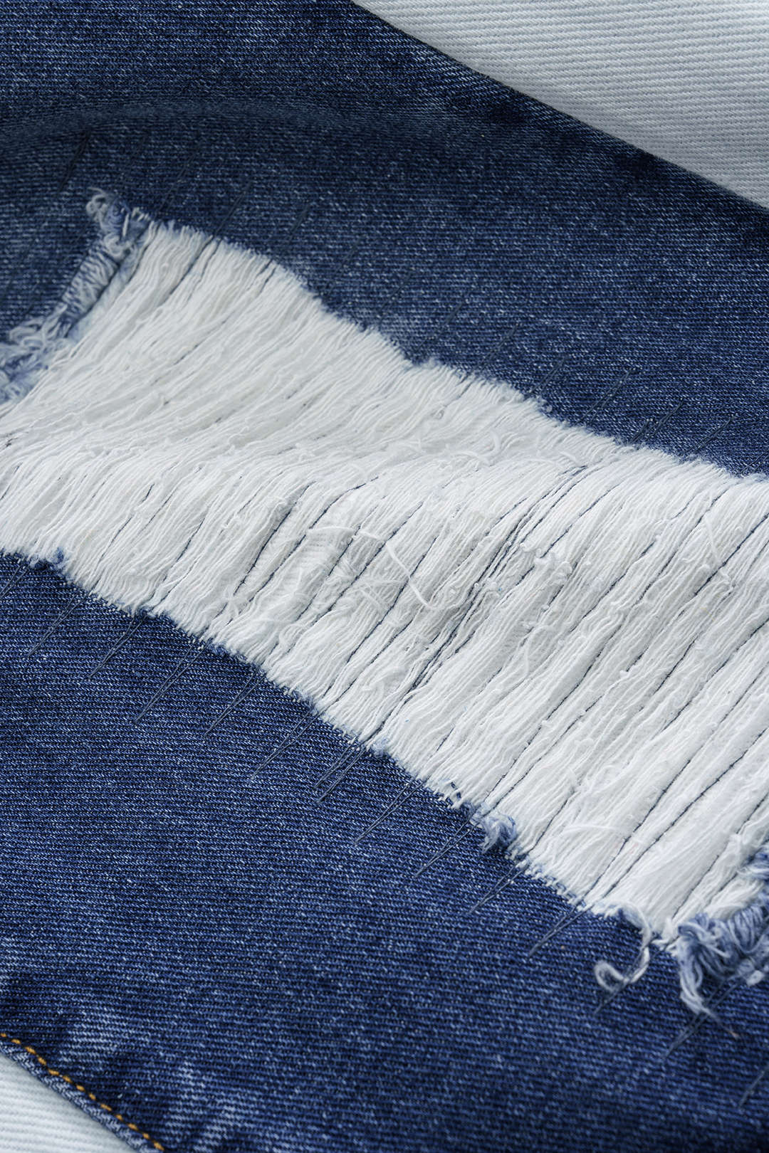 Theodora – Jeans desgastados con acentos en contraste