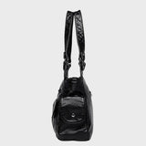 Carolina – Elegante bolso vegano con detalle en forma de corazón