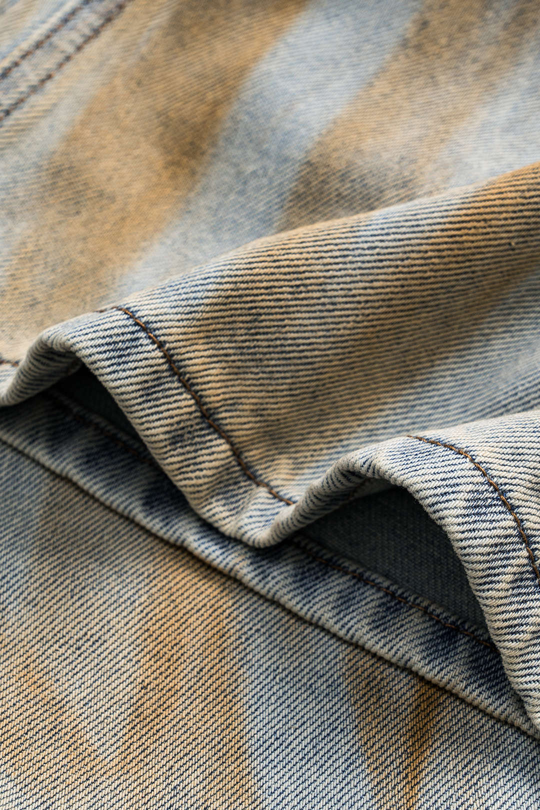 Marta – Jeans Amplios con Botón Chic