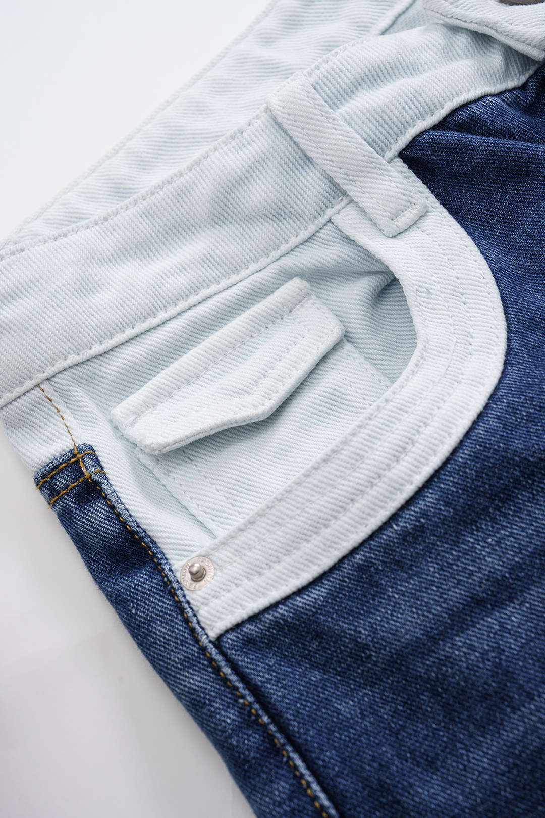 Theodora – Jeans desgastados con acentos en contraste