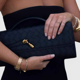 Clutch Melanie con Elegante Detalle de Nudo Dorado