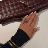 Clutch Melanie con Elegante Detalle de Nudo Dorado