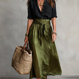 Vanessa - Camiseta Negra y Falda Midi en Verde Oliva