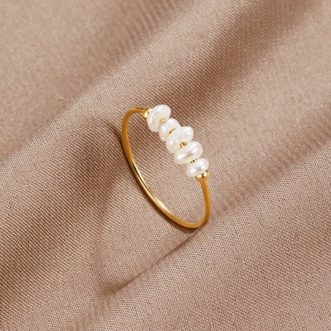 Anillo Clásico con Perlas