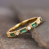 Anillo de Oro con Circón Verde Incrustado
